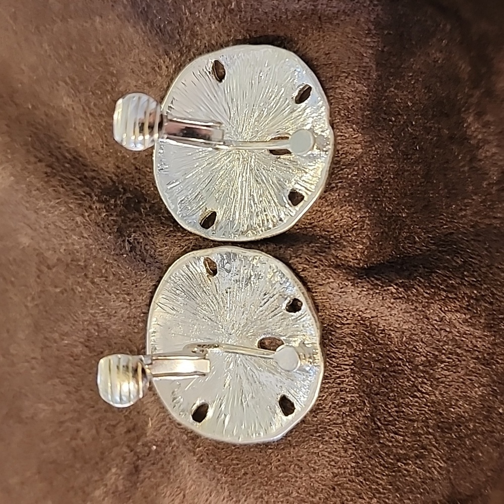 Sand dollar Clip Earrings - Picture 3 of 4